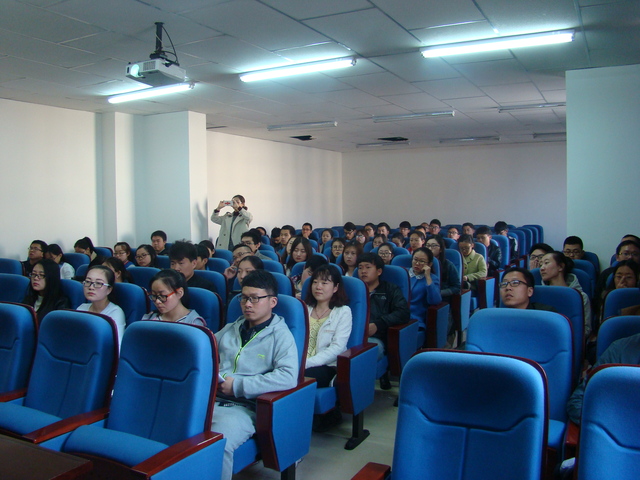 研究生认真聆听 研究生认真聆听